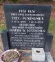 Theo Posthumus (1930-1959) en zijn ouders Hendrik Willem Posthumus (1907-1966) en Maria Magdalena Winters (1903-1994)